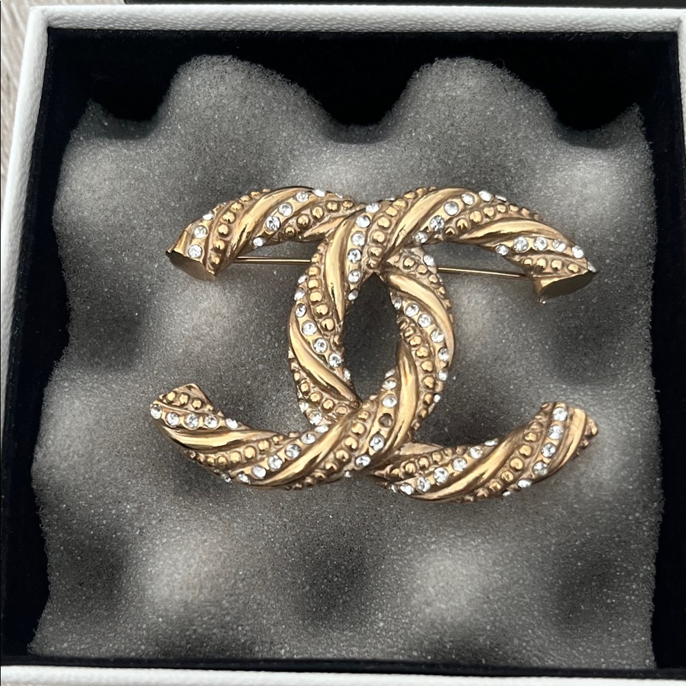 CHANEL Twisted Gold and Silver Brooch - Picture 4 of 4